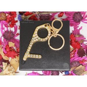 Multifunctional contactless keychain